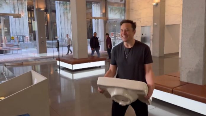Elon Musk entra na sede do Twitter com uma pia