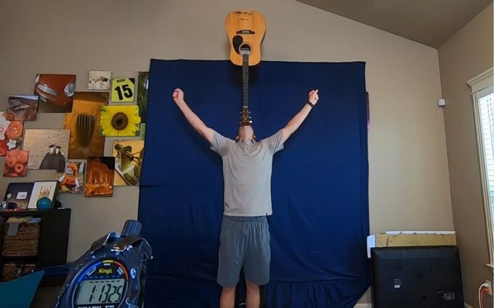 Homem de Idaho equilibra guitarra no queixo durante 1 hora e 35 minutos
