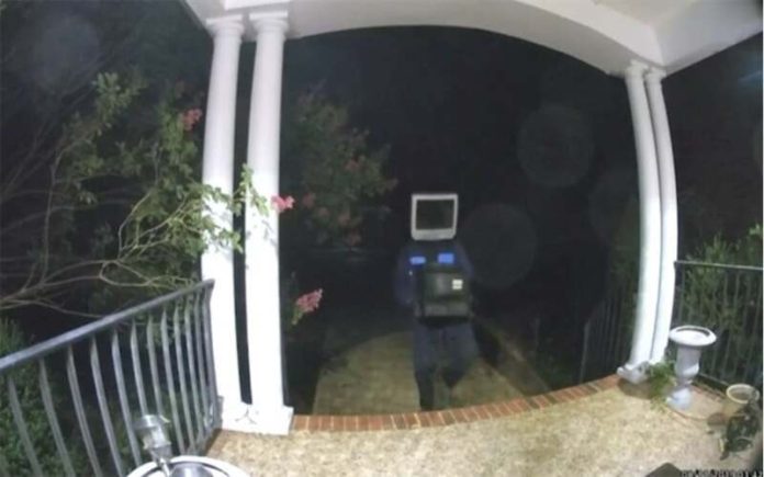 Homem fantasiado de TV deixou TVs antigas na porta de 50 casas