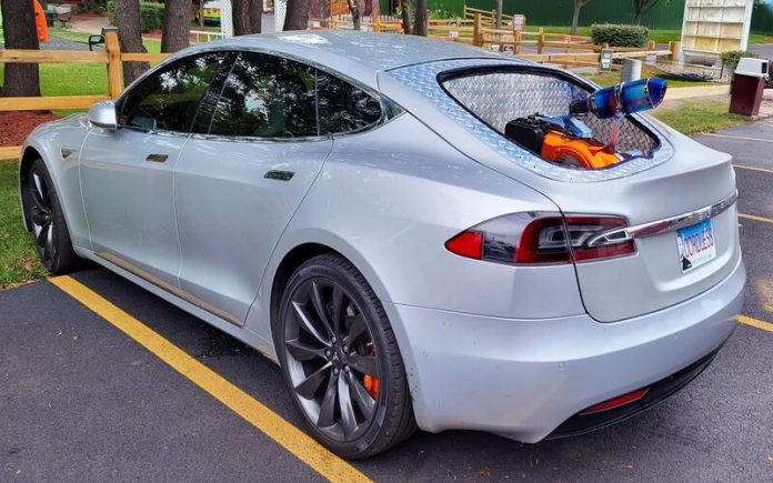 Tesla Model S com gerador movido a gasolina