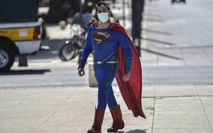 Um autocarro atropela um homem vestido de Super-Homem que tentou pará-lo com uma mão