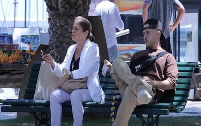 Youtuber tenta vender droga a pessoas na rua e até a um polícia