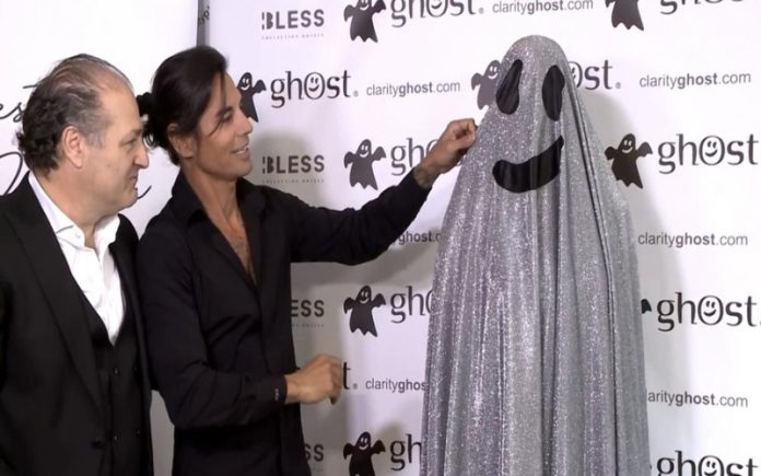 A forma caricata como Julio Iglesias apresentou a namorada