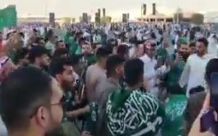 Adeptos sauditas festejam vitória frente à Argentina com SUIIII de Ronaldo!