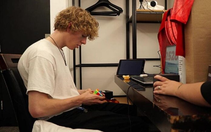 Britânico de 20 anos resolve 6.931 cubos de Rubik em 24 horas