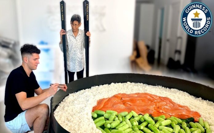 Chefs do TikTok montam o maior rolo de sushi do mundo