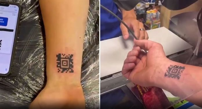 Comprador tatua cartão de fidelidade do supermercado no braço