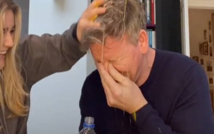 Filha de Gordon Ramsay prega partida ao pai com um truque de magia!
