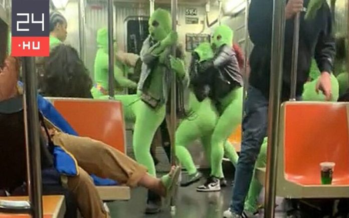 Grupo em collant verde neon ataca 2 passageiros no metrô de Nova York