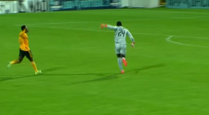 Guarda-redes do Benfica Samuel Soares faz golo de baliza a baliza