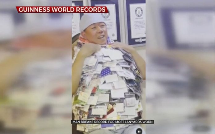 Homem de Illinois coloca 509 fitas de pescoço para conquistar recorde mundial