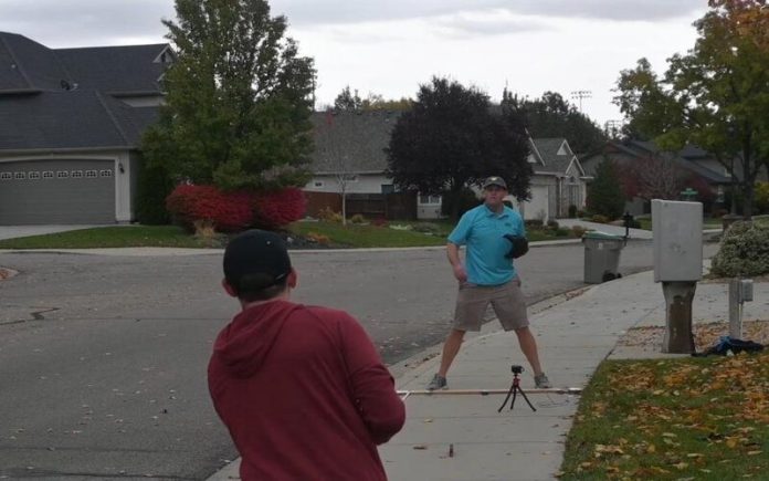 Homens de Idaho lançam bola de baseball 55 vezes em 60 segundos para recorde mundial