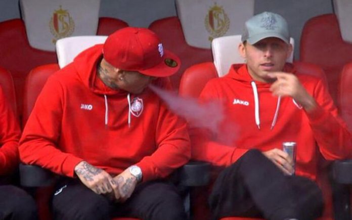 Internacional belga é suspenso após ser apanhado a fumar no banco de suplentes