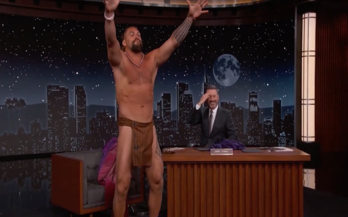 Jason Momoa surpreendeu no programa de Jimmy Kimmel e a Internet delirou
