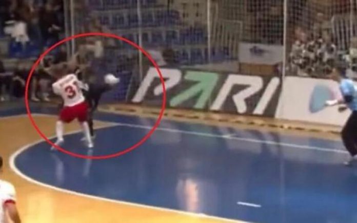 Jogador russo marcou um dos melhores golos de sempre no futsal