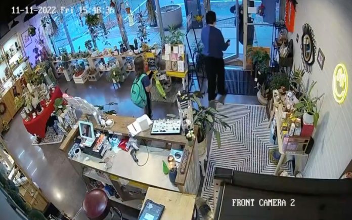 Menino de 10 anos evitou ser raptado com a ajuda de funcionária de uma loja