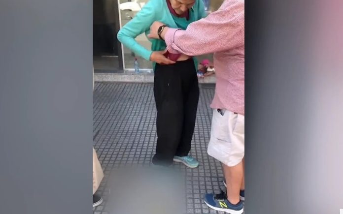 Momento insólito - Mulher descobre que tem um rato dentro da blusa