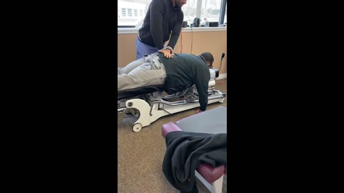 Paciente descuida-se quando o quiroprático tenta tratar das dores nas costas