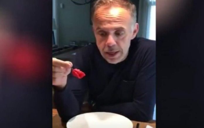 Português grava a sua reação ao provar o pimenta Carolina Reaper