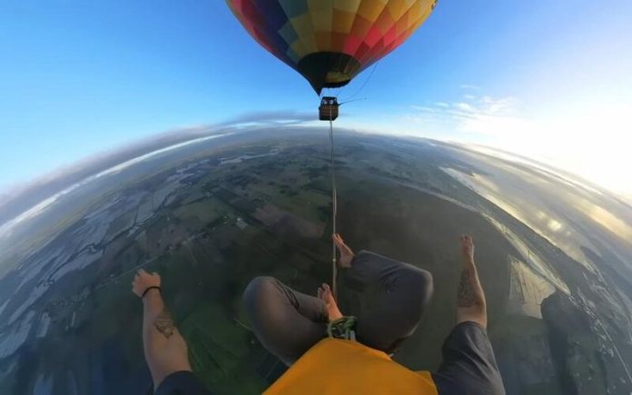 Slackliner cruza entre dois balões de ar quente