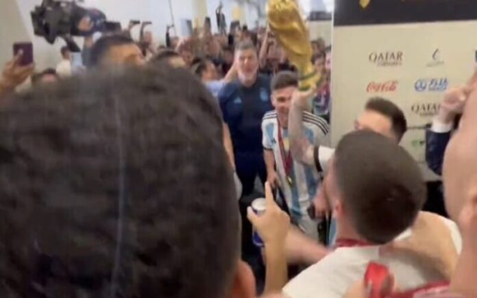 Jogadores Argentinos festejam e provocam os jornalistas