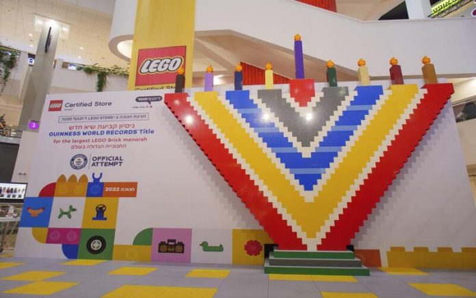 A maior menorá de Lego do mundo foi montada em Tel Aviv