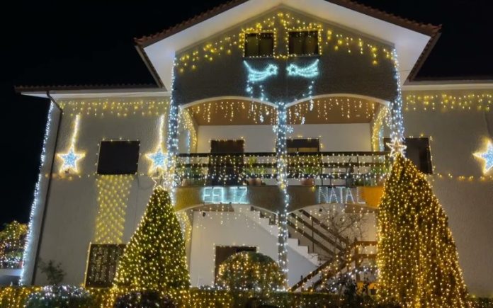 Família Portuguesa impressiona com mais de 70 mil luzes de Natal