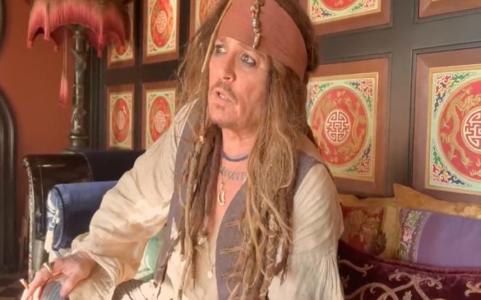 Johnny Depp realiza sonho a pedido de fã com doença terminal