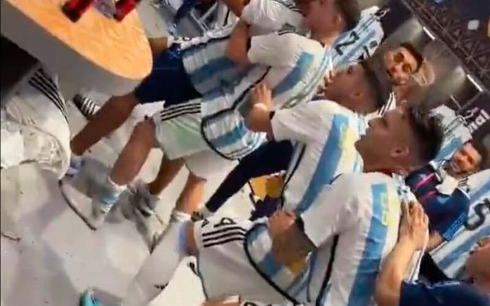 Mbappé é gozado durante festejos no balneário da Argentina