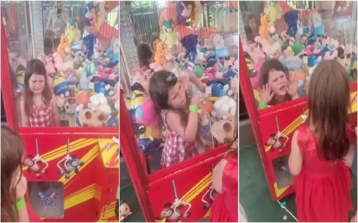 Menina de 4 anos fica presa dentro de uma máquina de brinquedos (tudo por um peluche)