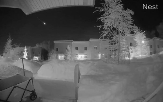 Meteoro iluminou o céu durante a noite (Incrível)