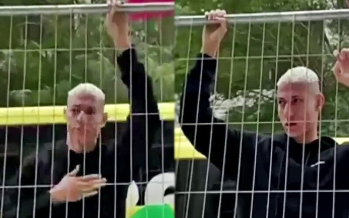 Richarlison viu adepta a chorar, saiu do autocarro para deixar mensagem e chorou com ela