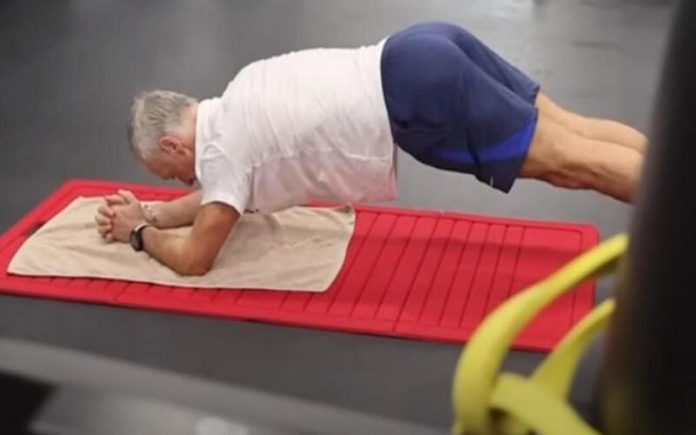 Selecionador francês faz prancha durante 1 hora com 54 anos