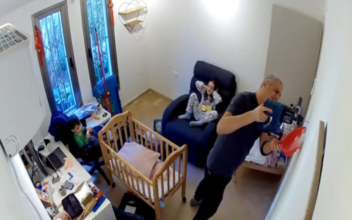 Marido tentar colocar uma prateleira na parede, mas o pior acontece