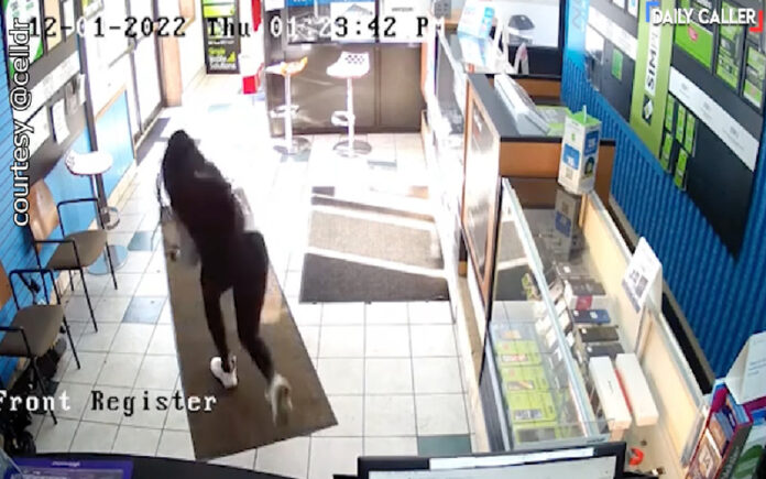 Rapariga tenta fugir de uma loja sem pagar, mas ainda fica pior com a chegada da sua mãe