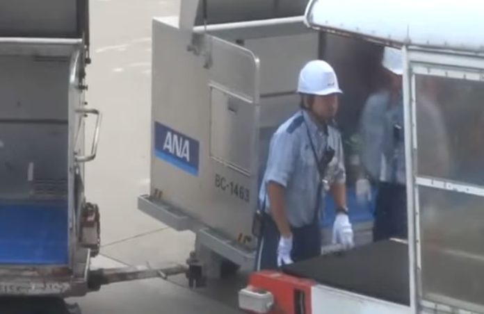 A maneira delicada como os Japoneses tratam as malas no aeroporto