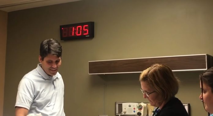 A reação hilariante de um pai ao descobrir o género do seu próximo filho