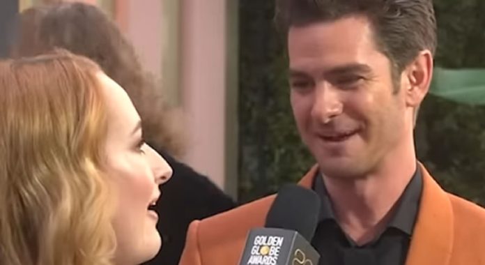 Andrew Garfield e Amelia Dimoldenberg em momento quente durante os Globos de Ouro