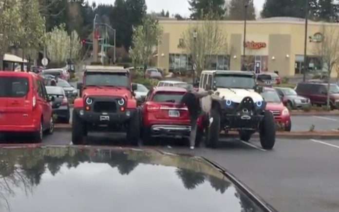 Donos de jipes ensinaram ao condutor que é feio ocupar dois lugares de estacionamento