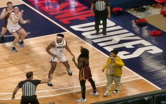 Entregador do Uber Eats interrompe jogo de basquetebol para entregar pedido