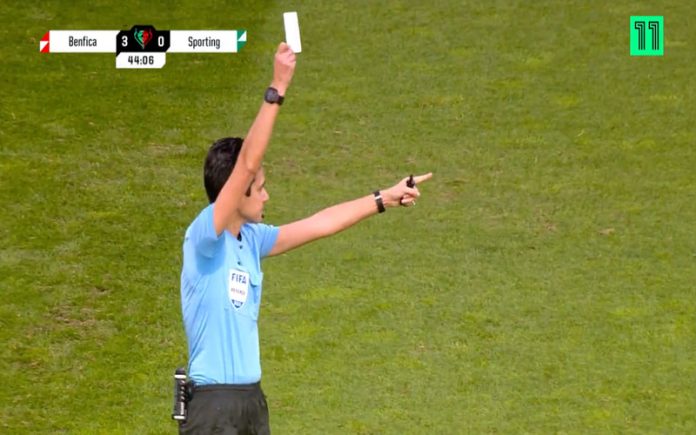 Equipas médicas do Benfica e do Sporting socorrem adepto e recebem cartão branco no dérbi feminino