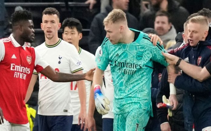 Guarda-redes do Arsenal é pontapeado por adepto do Tottenham após derbi