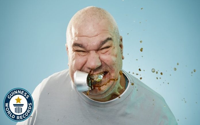 Homem morde 36 latas de bebida em 1 minuto