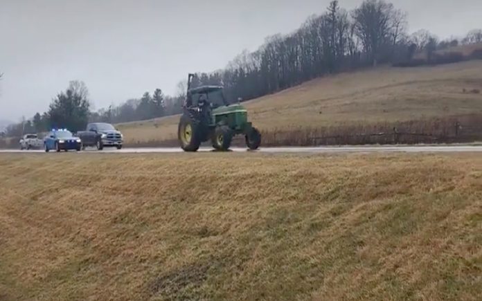 Homem rouba trator e a policia não o deixa escapar