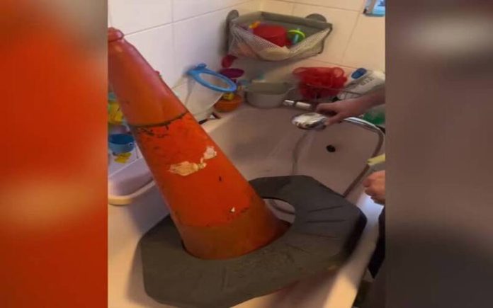 Homem Transformou um cone de estrada em decoração de Natal original