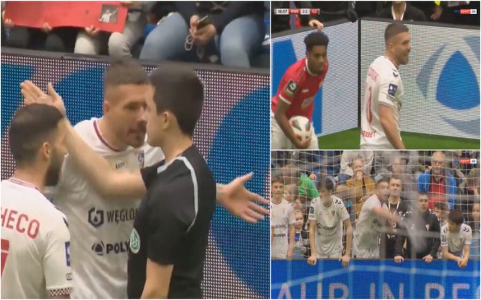 Lukas Podolski é expulso no torneio solitário que o próprio organizou