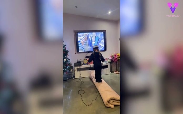 Menina em momento hilariante enquanto joga um jogo de realidade virtual