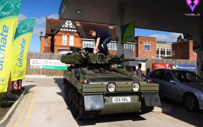 Motoristas ficaram surpreendidos quando viram um tanque a entrar no posto de combustível