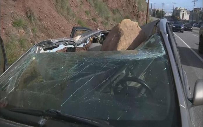 Pedras gigantes esmagam carro de homem que sobreviveu por pouco