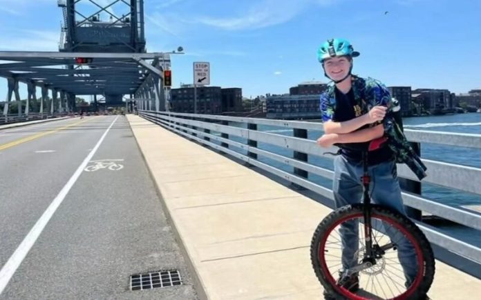 Piloto de monociclo percorre milhares de quilômetros para conseguir dinheiro